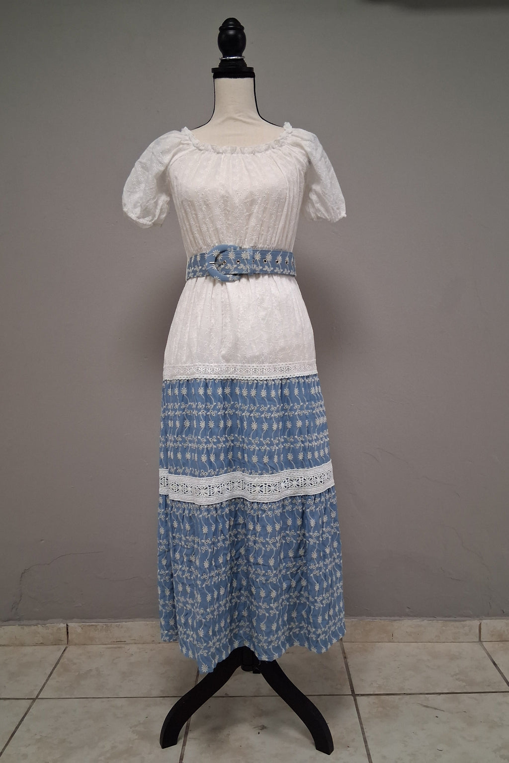 Traje largo, manga corta, con puntilla. Blanco y Azul claro.