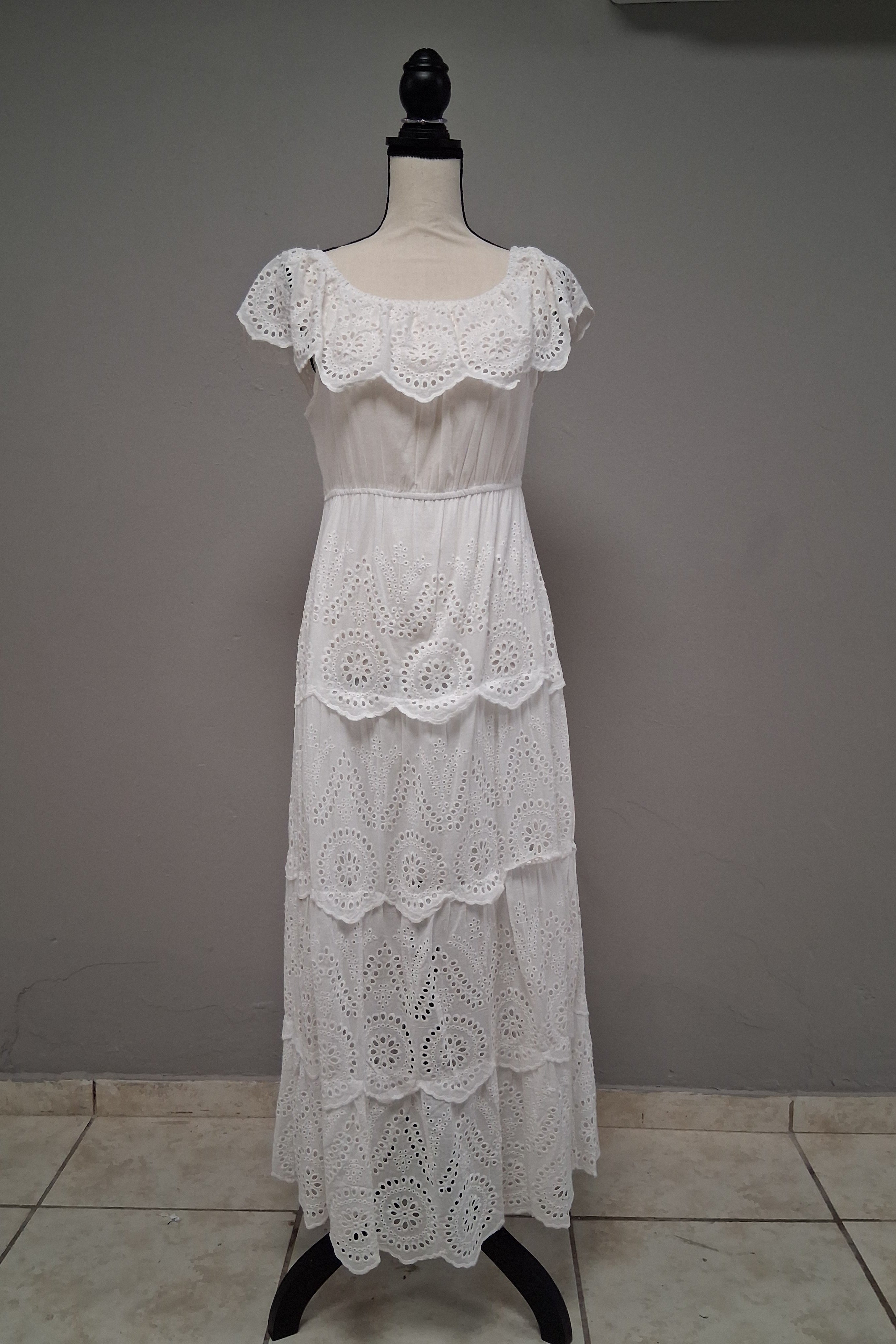 Traje largo, manga corta, con puntilla.