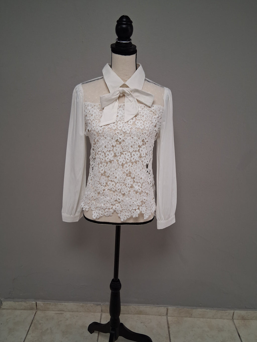 Blusa manga larga, encaje y laso