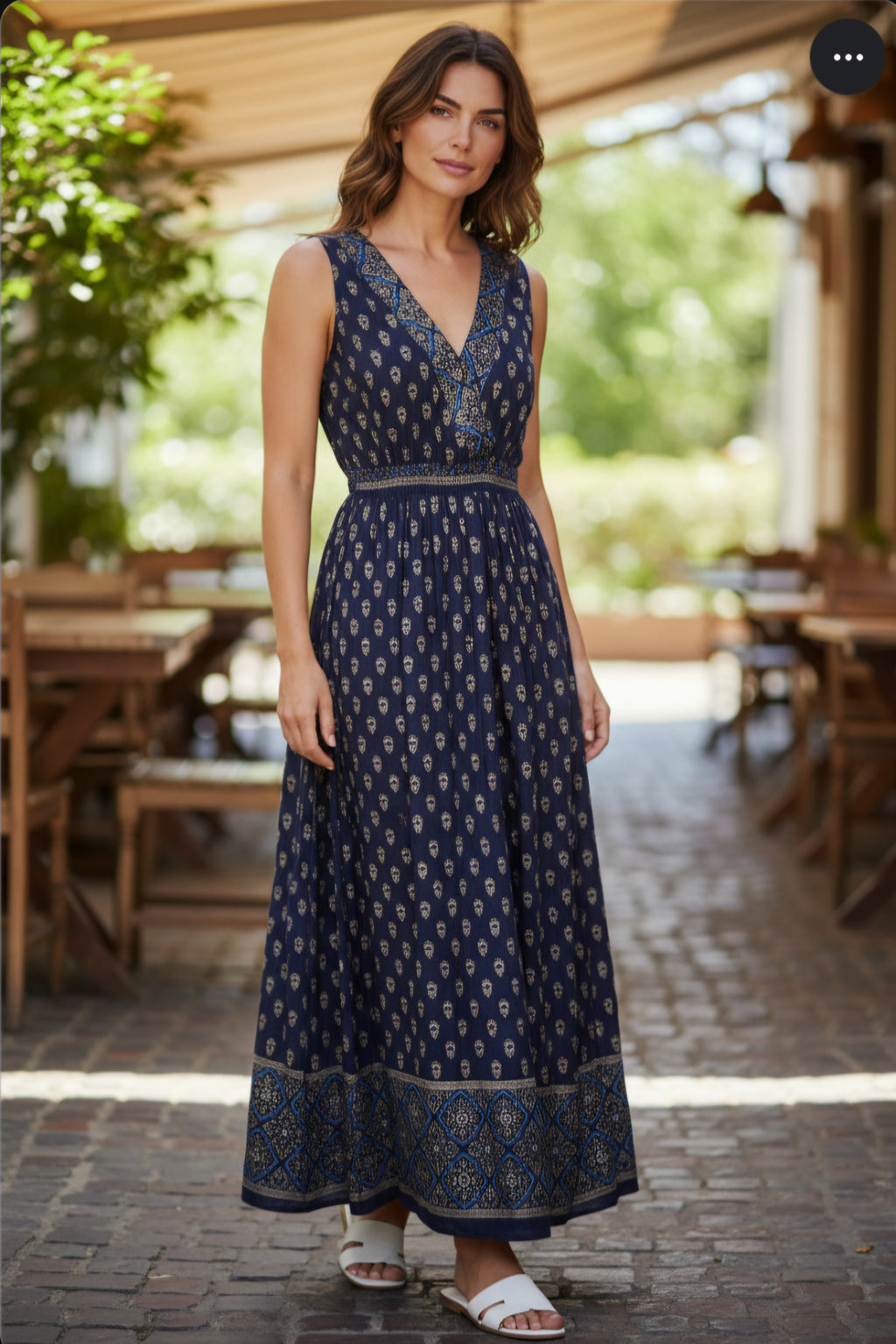 Traje largo azul, manga corta, cuello V