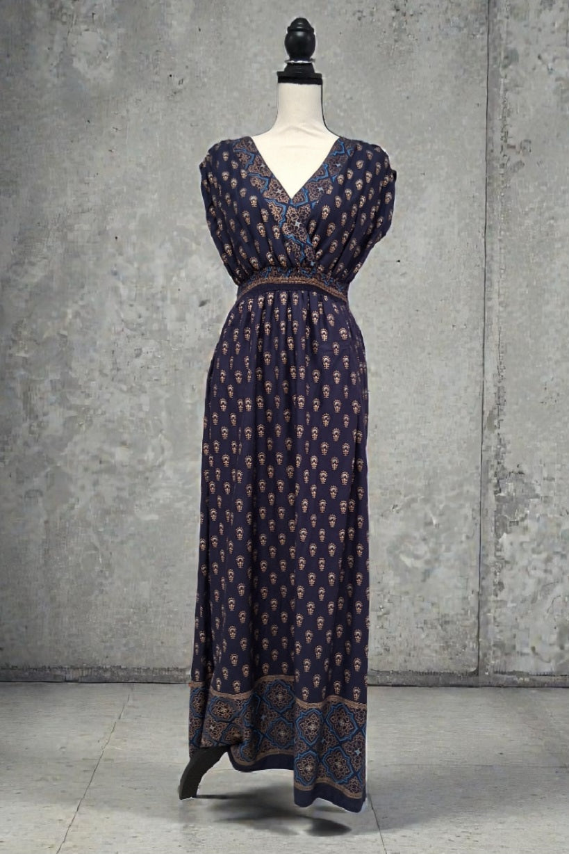 Traje largo azul, manga corta, cuello V