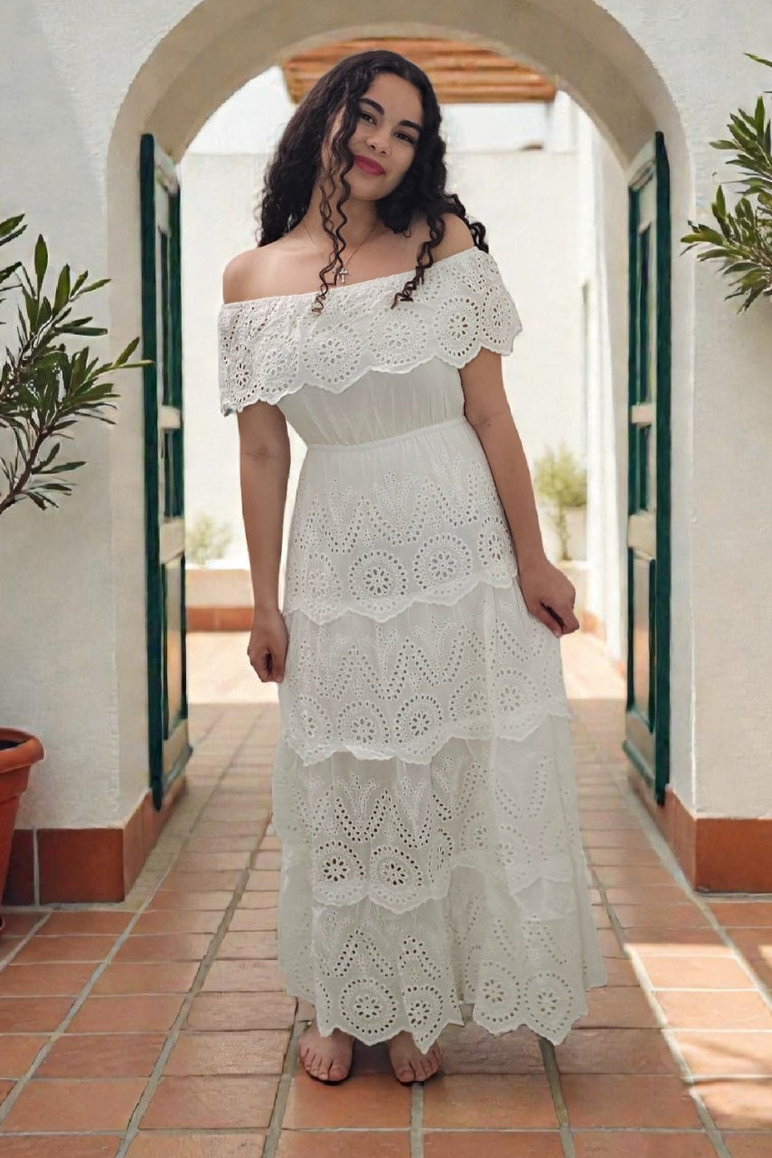 Traje largo, manga corta, con puntilla.