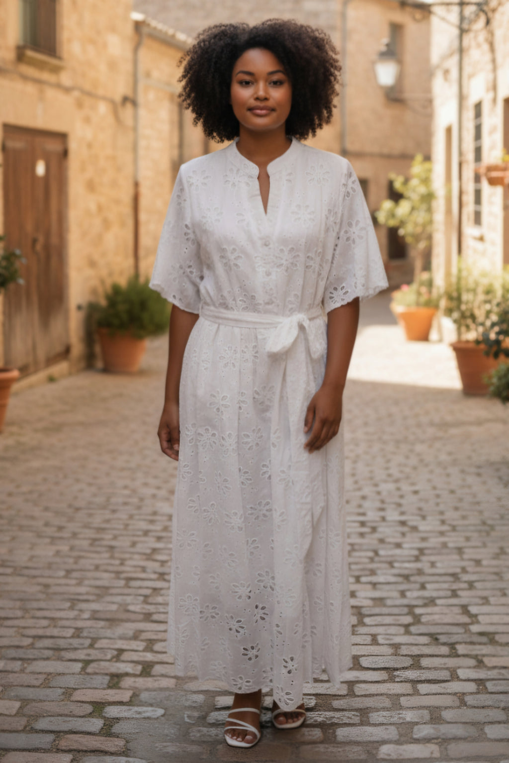 Traje largo, manga corta, cuello chino y botones.