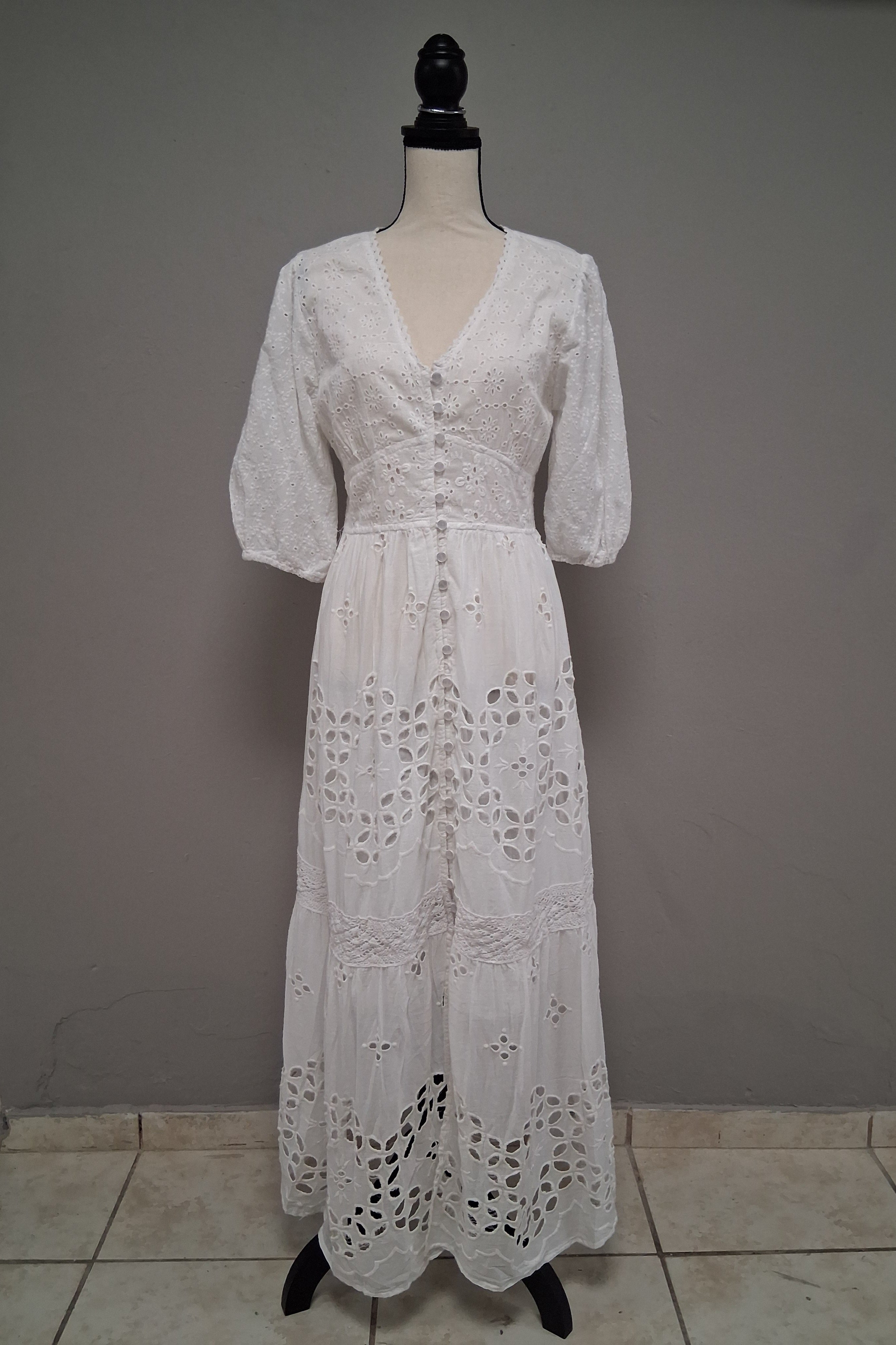 Traje m. 3/4, con botones y en cuello V