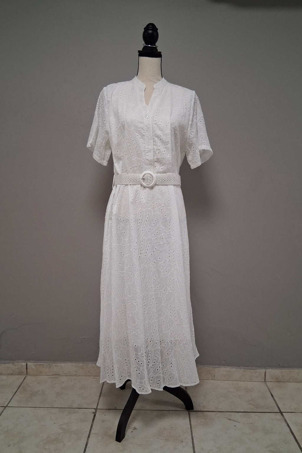 Traje largo, manga corta, cuello chino y botones con correa.