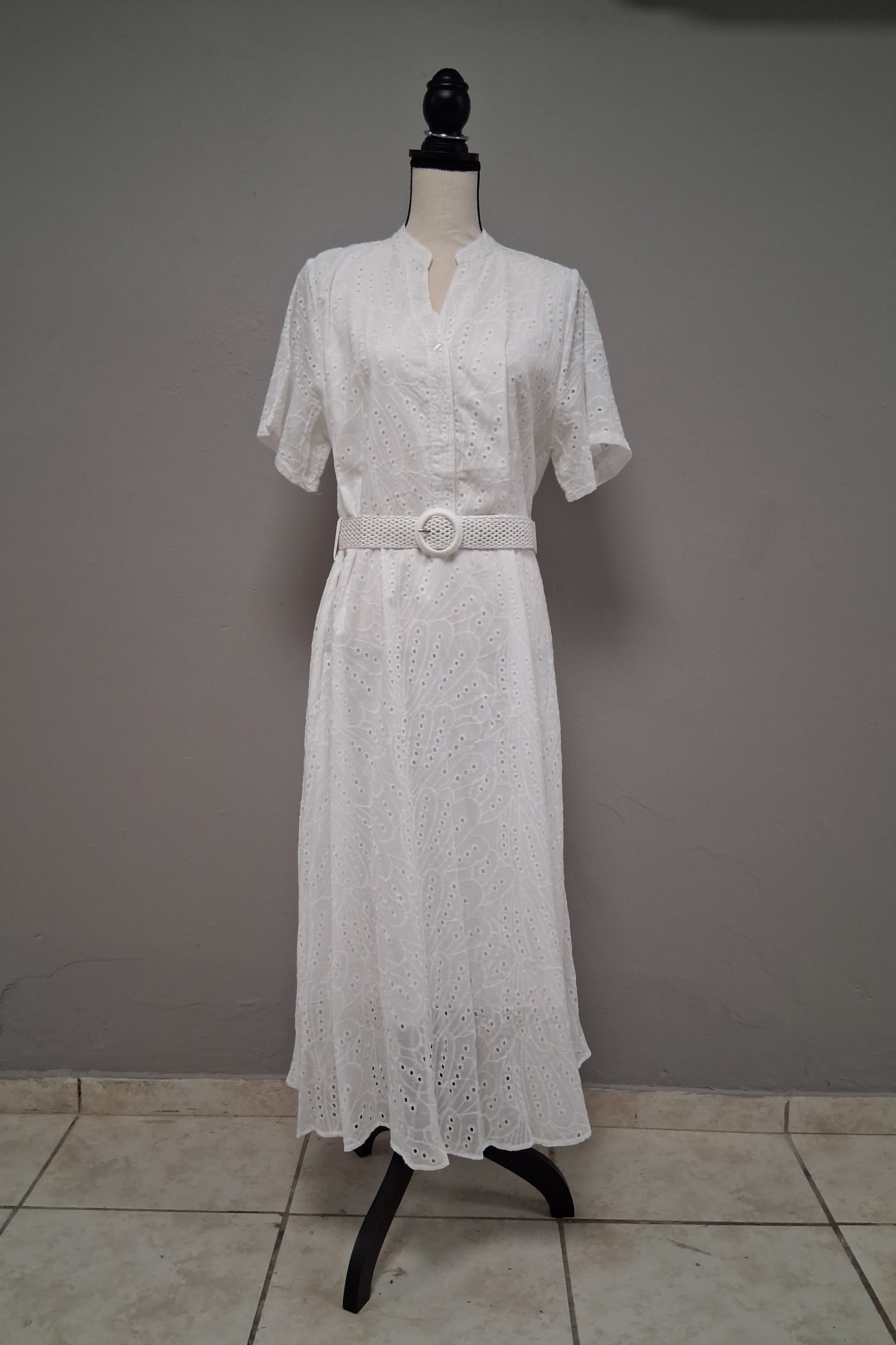 Traje largo, manga corta, cuello chino y botones con correa.