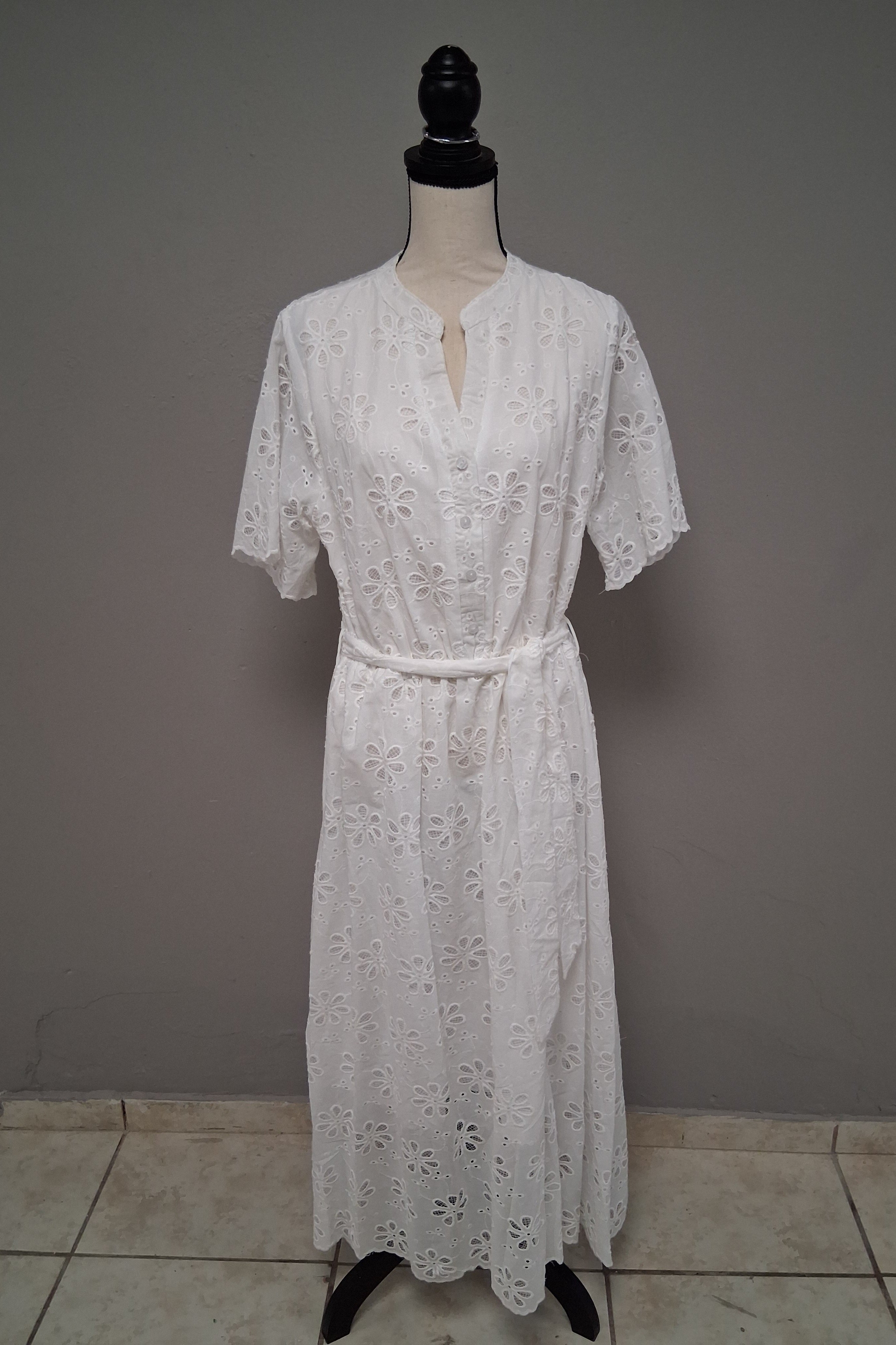 Traje largo, manga corta, cuello chino y botones.